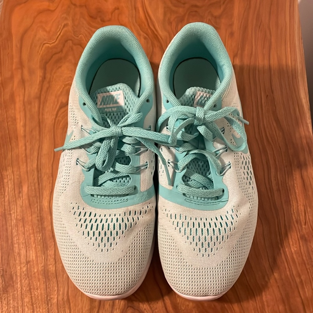Nike youth running shoes size 4.5 aqua